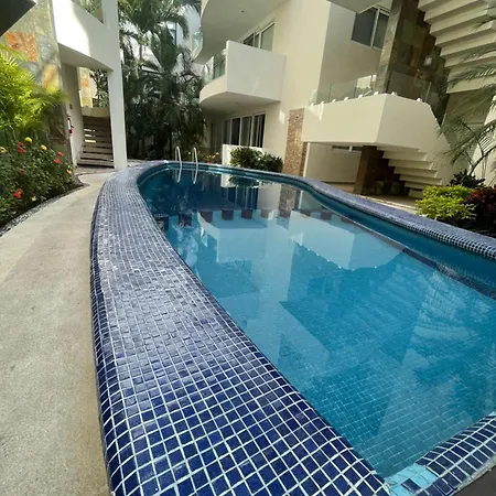 Spacious Apartment 1 Block From The Beach