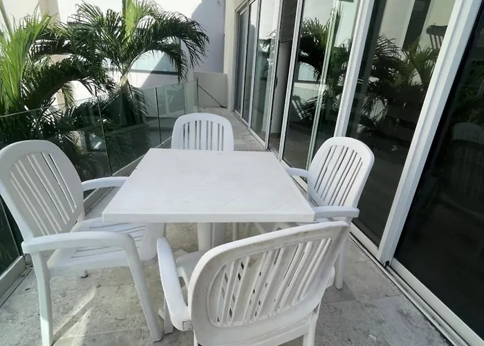 Spacious 1 Block From The Apartamento