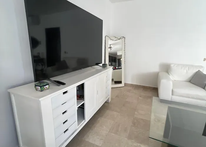 Spacious 1 Block From The Apartamento *
